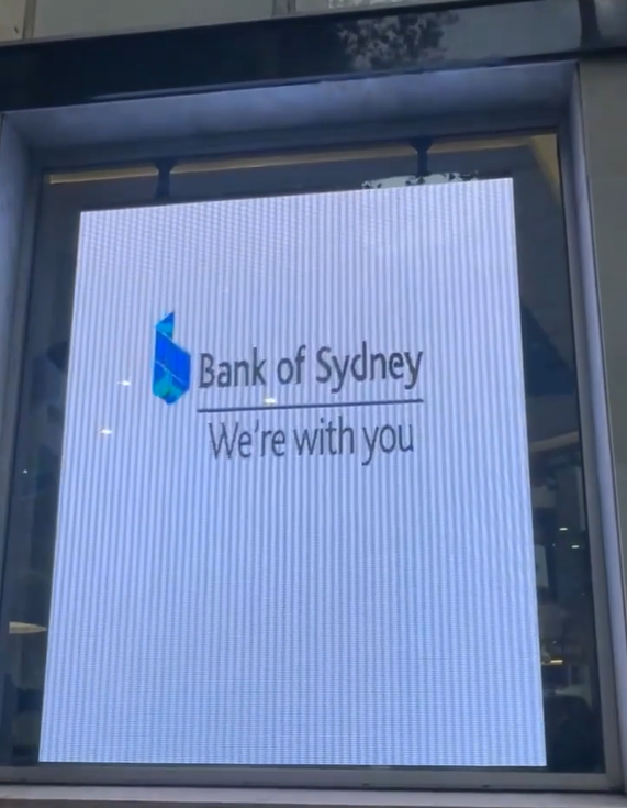 彩尼斯光电P3.9-7.8高亮透明屏点亮澳大利亚悉尼银行